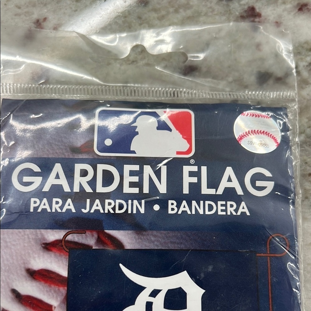 Wincraft Detroit Tigers Navy and White Garden Flag - Picture 5 of 6